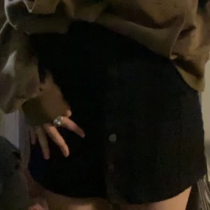 Fitted svart kjol - Simpel svart fitted kjol med knappar hela vägen upp. Andvänt två gånger så den är i bra skick! 💗