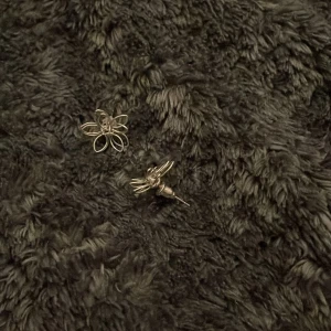 Blom örhängen  - Örhängen som ser ut som blommor