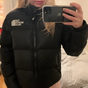 Thenorthface jacka  - Favvis vinter jackan från the North face, är i storlek L i barn men sitter som en S skulle jag säga! Den är så sjukt mysig o gossa sig i på vintern!!!😍😍😍
