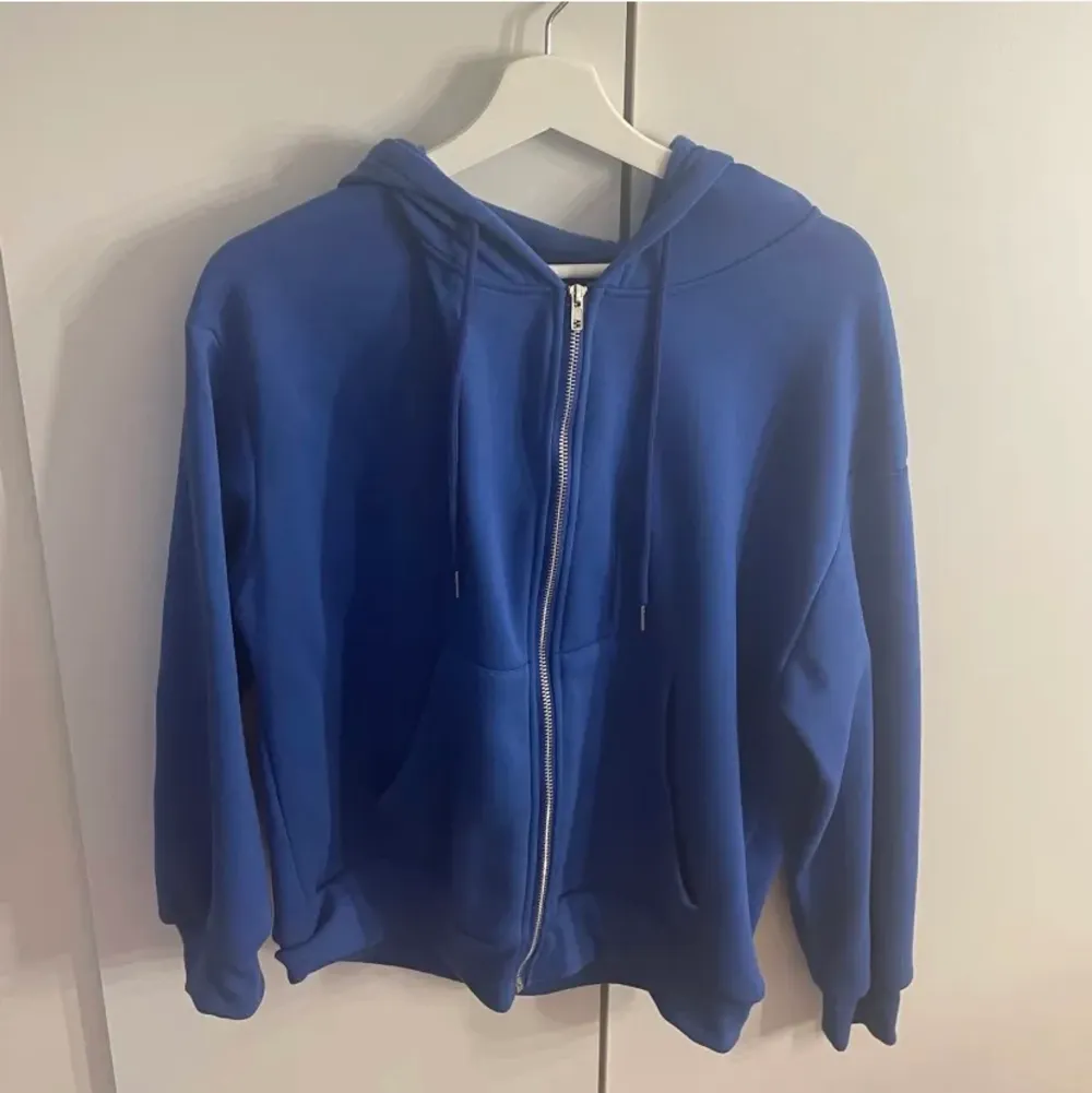 Nästintill oanvändbar blå zip hoodie.  LÅNADE BILDER! . Tröjor & Koftor.