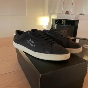 Yves Saint Laurent skor  - Ysl court classic i svart. Använda i knappt ett år. Väl omhändertagna, lite creased toebox men fortfarande fräscha! Köpta från ysl.com för 4950. Säljer för 1850