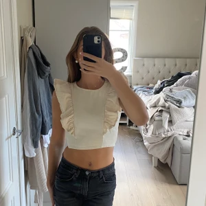 Beige topp - En fin volangtopp✨