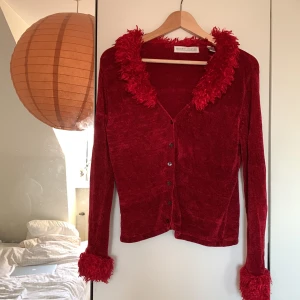 Röd kofta  - Säljer denna så feta koftan då den tyvärr inte kommer till användning. 200kr + frakt🌹