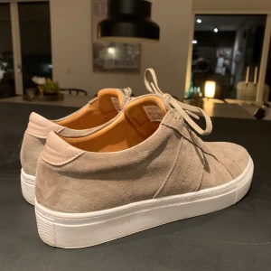 Mocka sneakers  - Säljer nu dessa extremt snygga beiga hacket London skor. Skorna är i sprillans nytt skick då dom är helt o andvända och kvittot finns även tillgängligt.      Nypris 2000kr.       Pris kan diskuteras vi snabb affär.