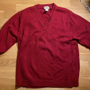 Röd V ringad tröja - Köpt begangnad men har själv bara använt 1 gång. bra skick, inga synliga märken. Bra storlek för mig som är 187cm.