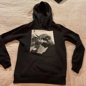 2pac hoodie  - Det är en svart 2PAC hoodie i storlek xs, bra kvalitet säljer pga för liten.