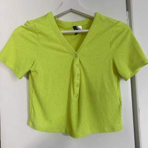 Neon gul t-shirt från H&M i storlek M. Använd en gång, fint skick!