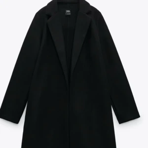 Zara kappa - Säljer min nästan helt oanvända zara kappa i strk S. Skriv privat för bilder 😊