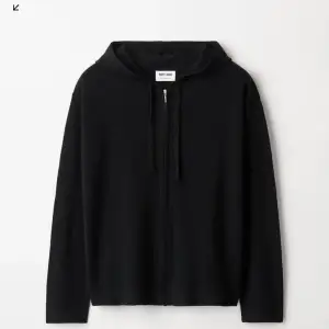 Väldigt fin svart softgoat tröja med zip och luva i 100% kashmir. Passar till allt!! Tröjan är i väldigt bra skick och har används få gånger ✨ 