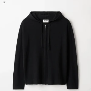 Softgoat ziptröja❣️ - Väldigt fin svart softgoat tröja med zip och luva i 100% kashmir. Passar till allt!! Tröjan är i väldigt bra skick och har används få gånger ✨ 