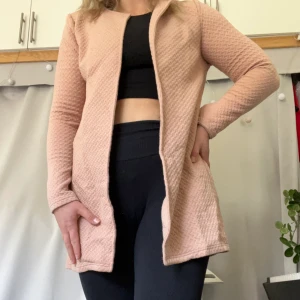 Jacka - Fin jacka/kofta från Vero Moda. Varm och rejäl. Använd ett fåtal gånger 🔅 OBS! Frakten är cirkapris.