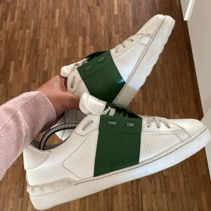 Valentino skor - Laggt ut på dessa innan men valt att inte sälja för gillar dem för mycket. Men släpper nu taget. Köpta för drygt 6 månader sedan från valentinos hemsida för 6000 kr. Ovanlig med den gröna färgen på skorna. Pris kan diskuteras ❤️
