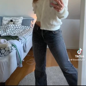 Lågmidjade jeans!!! - Säljer mina jättefina lågmidjade gråa jeans för att de tyvärr blivit för små!!, priset kan diskuteras. Vid frågor om bilder eller annat är det bara att kontakta!!🫶🏽🫶🏽🫶🏽🫶🏽