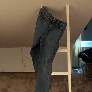 Jeans - Fina mid rise jeans från ASOS!❤️ Kontakta för mer bilder 