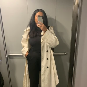 Linné kappa från H&M - Säljer min fina linnekappa som jag köpt på H&M. Strl L men passar mig som har M. Har bälte i midjan och spännen på ärmarna. 