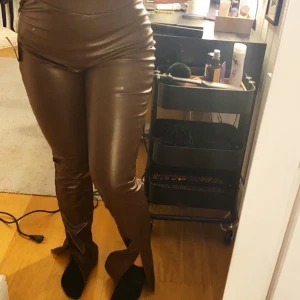 Skin byxor  - Bruna skin byxor , Strechiga sitter fint.  Dessa byxor är för små för mig ,storlek XS pris lappen kvar, aldrig andvänt Vanligt pris 499kr  Nypris 199kr