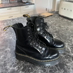 Dr. Martens Platform boots  - Använda endast 2-3gånger, inga skador på skorna! Kan komma överens om lägre pris. Nypris 2400kr