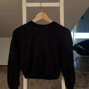 Zara croppad sweetshirt - Fin croppad sweetshirt från zara!! 😍 Så fin!!