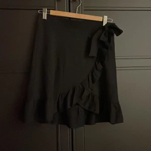 Kjol med knyt på sidan - medel kort kjol. Knappt använd 