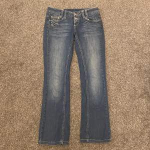 Jättesnygga lågmidjade jeans. Coola bakfickor och detaljer. Midjemått 77, innerbenslängden 81. Skriv för fler bilder på!💗