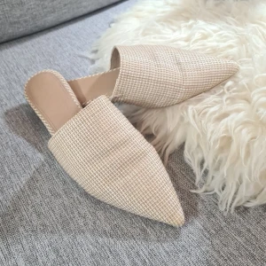 Vävda slides  - Slides i st 42, i vävd modell. Spetsig tå, använda 1 gång. Från asos.