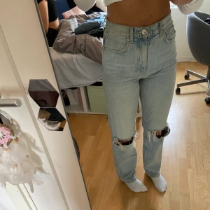 Ljusblåa jeans - Säljer dessa jeans för de inte är min stil längre. 