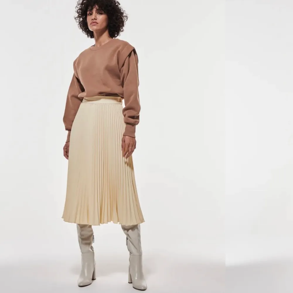 Superfin plisserad kjol i beige  Från Gina Tricot och helt oanvänd. Köpt för 499 🌸  Köpare står för frakt (60 kr)  📦 💫 . Kjolar.