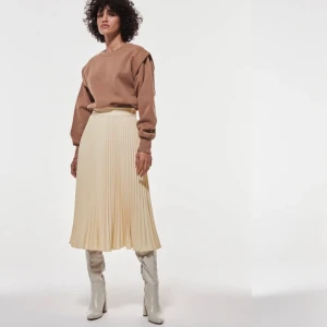 Plisserad beige kjol strl. S - Superfin plisserad kjol i beige  Från Gina Tricot och helt oanvänd. Köpt för 499 🌸  Köpare står för frakt (60 kr)  📦 💫 