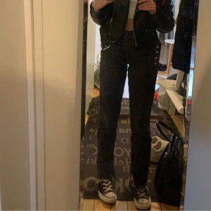 Svarta jeans från ginatricot petite  - Svarta jätte fina jeans med slit där nere som är i petite och är köpta på gina💗❗️har rea köp 1 få 2 grejer som är i cirka samma budget❗️