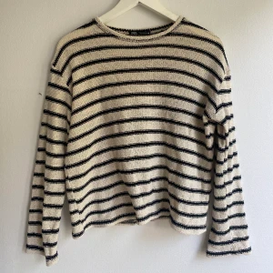 Randig stickad tröja  - Randig blåvit stickad tröja ifrån Zara