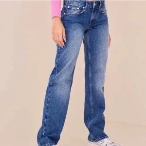 Lågmidjade jeans nelly - Säljer dessa low waist jeans från Nelly. Köpte för 600kr nya och använda fåtal gånger 💕fint skick. Kom privat för egna bilder. 