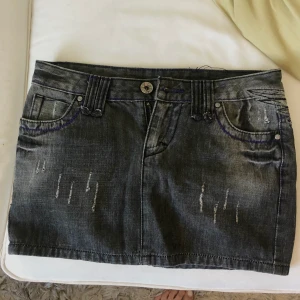 Gråsvart minikjol - Gråsvart minikjol med slitningar! Älskar denna så mkt men är tyvärr för liten för mig 😭