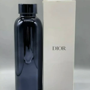 Dior termos vatten flaska VIP gift från DIOR BEAUTÉ  - Ny i förpackning VIP gift från dior beaute.  Håller varm dryck varmt, kall drick kallt. Väldigt fint och elegant att ha hemma. 