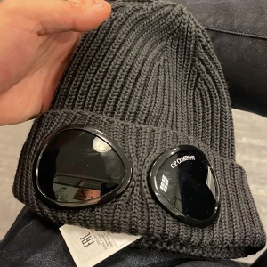 CP Company mössa grå - Helt ny, köpte samma dag som jag lägger ut detta inlägget kvitto finns kvar samt tags! Färgen är mörkt bli balndat med grå typ. (INGA BYTEN)