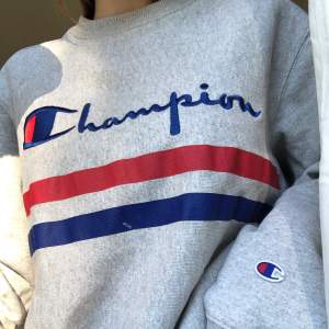 Oversize vintege Champion sweatshirt i storlek XL. Den passar dock på mig som en L och jag är ganska liten. 🤩