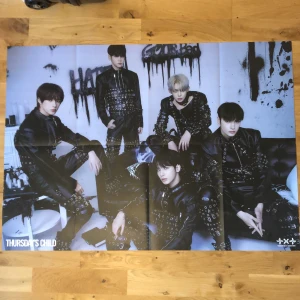 TXT thursdays child poster - Preorder poster från txts minisode 2: thursdays child album!^^ Postern är väldigt stor, 60x84 cm, och är i perfekt skick då den endast legat på min garderob sen jag öppnade albumet! Frakt betalas av köparen, kontakta vid intresse eller frågor!💗