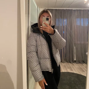 MK jacka  - Min fina MK jacka jag köpte förra året! Säljer mycket billigare än original pris och har använt den max 3 gånger. Den går att vända ut och in och går att användas på båda sidorna! 