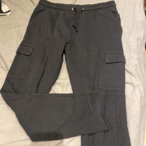 Svarta mjukis byxor med fickor på sidorna 