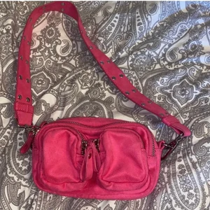 Rosa Väska Gina  - Hej säljer min väska från gina tricot aldrig använd köpt för 300kr det ingår en kedja också (lånad bild) skriv privat om du är intresserad 