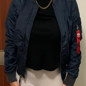 Alpha jacka - Alpha jacka, köpt för 1400kr säljes 350kr. Marinblå bomberjacka i storlek S. Priset kan diskuteras vid snabb affär. 