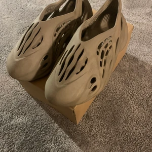 Yeezy foam runner - Ett par Adidas yeezy foam runner i bra skick. Kvitto finns och box ingår. Kan sänka pris vid snabb affär.
