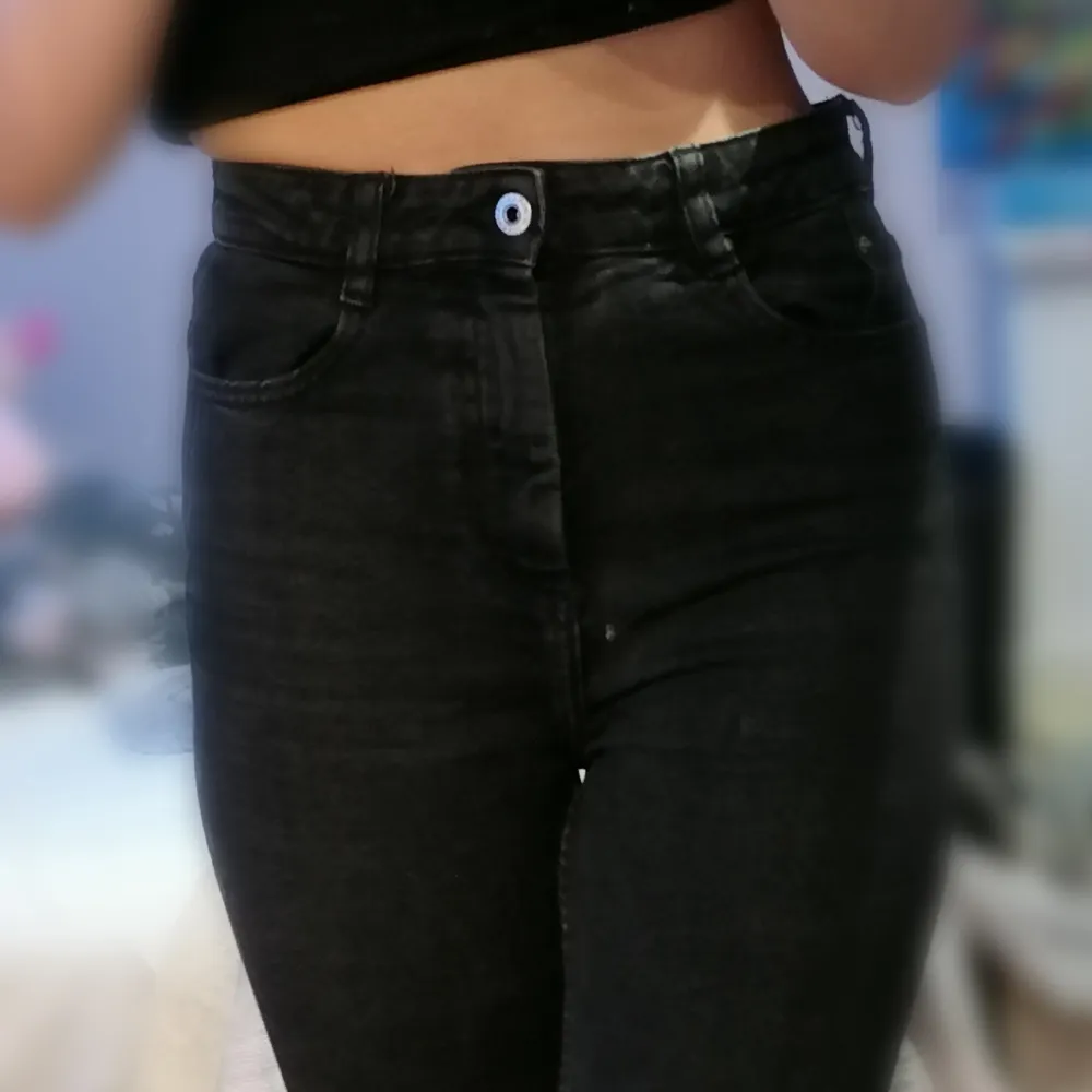 Högmidjade tajta svarta jeans från Zara. Säljer då jag inte längre använder dem. Nyskick.. Jeans & Byxor.