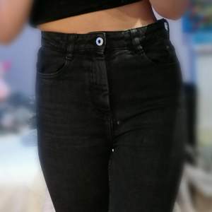 Högmidjade tajta svarta jeans från Zara. Säljer då jag inte längre använder dem. Nyskick.