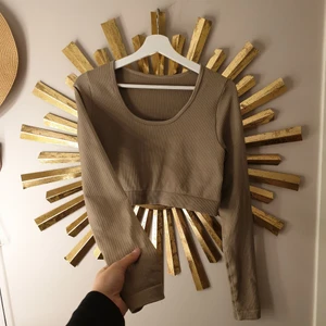 Croppad ribbad tröja i nyskick,  aldrig kommit till användning  - Säljer även i svart 💫