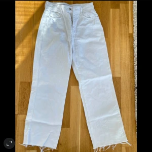 Vita jeans från zara - -