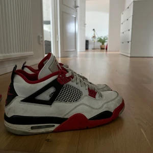 Jordan 4’s fire red - Smutsiga men går att tvätta, finns creases på främre delen av skon, storlek 47, kartongen ingår i köpet, köparen står för frakten 