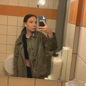 Grön jacka - En grön jacka köpt på secondhand, märket Wrap. Passar perfekt till höst/vinter. Inga defekter, säljer pga att den inte kommit till användning. Storleken är oklar men den sitter bra oversized på mig som har XS. Säljer för 150kr! Köparen står för frakten🥰