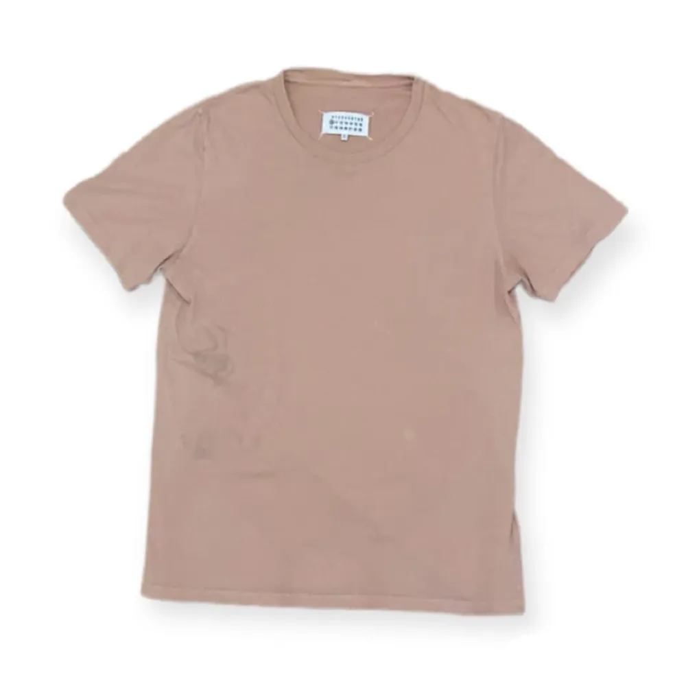 En pastell rosa t-shirt från Maison Margielas men’s collection. Tröjan är rare och i bra kvick. Äkta. Storlek 48 italien (storlek M). Sitter true to size. Funkar både på tjejer och killar. T-shirts.