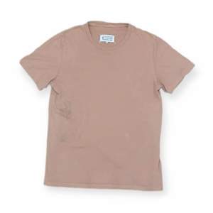 En pastell rosa t-shirt från Maison Margielas men’s collection. Tröjan är rare och i bra kvick. Äkta. Storlek 48 italien (storlek M). Sitter true to size. Funkar både på tjejer och killar