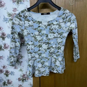 blommig tröja  - super gullig typ halvt långärmad tröja med blommor på, jag älskar den här tröjan men jag använder inte den så jag har bestämt mig för att sälja den. den är i bra skick